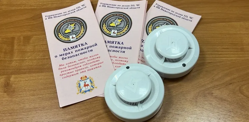 Автономные пожарные извещатели бесплатно устанавливают в квартирах семей, состоящих на межведомственном контроле