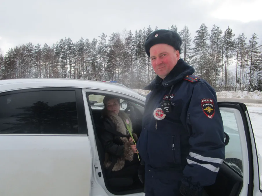 8 марта сотрудники Воскресенской Госавтоинспекции поздравили автоледи с Международным женским днем