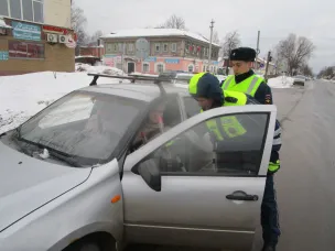8 марта сотрудники Воскресенской Госавтоинспекции поздравили автоледи с Международным женским днем