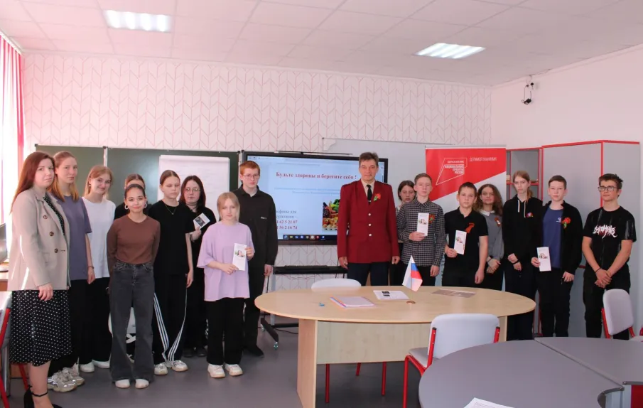 Сегодня учащиеся 7 и 8 классов встретились с главным специалистом Администрации Воскресенского муниципального округа Киреевой А.Ю. и главным специалистом – экспертом территориального отдела Управления Федеральной службы по надзору в сфере защиты прав потребителей и благополучия человека по Нижегородской области в городском округе Семеновский, Варнавинском, Воскресенском, Краснобаковском округах Тебелевым Н.Н..