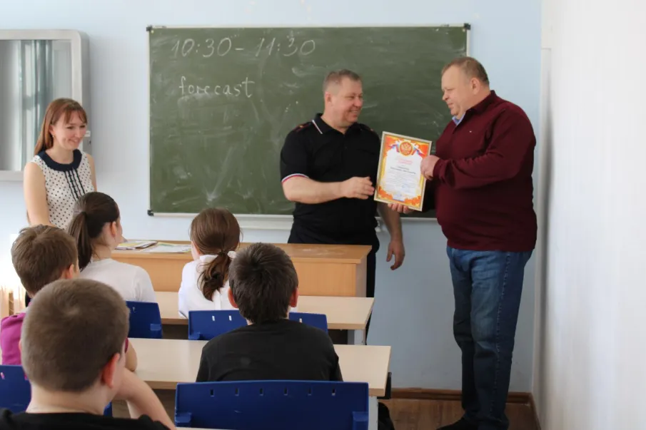 ГИБДД Воскресенского округа поздравили отряд ЮИД «Дорожный патруль» Глуховской школы!