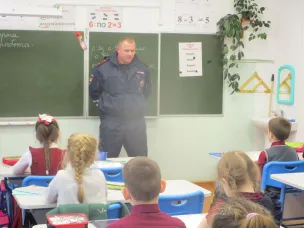 Сотрудники Воскресенской Госавтоинспекции беседуют со школьниками о дорожной безопасности